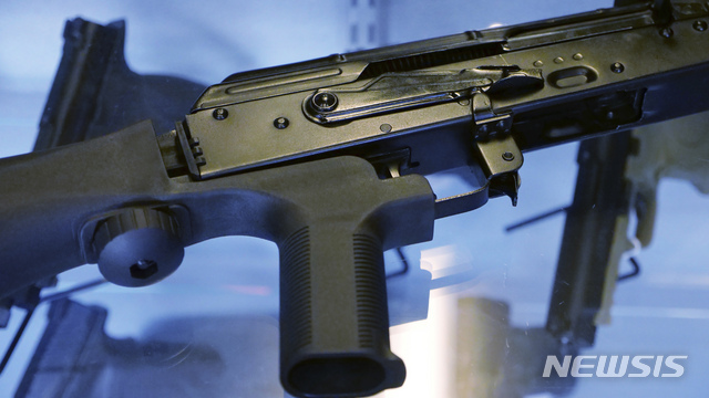 미 유타주의 총기상에 전시된 '범프 스톡'을 방아쇠 부근에 장착한 반자동 라이플 사진. 반자동이 방아쇠에 손만 누르고 있어도 총알이 계속 발사되는 자동 무기가 된다  AP