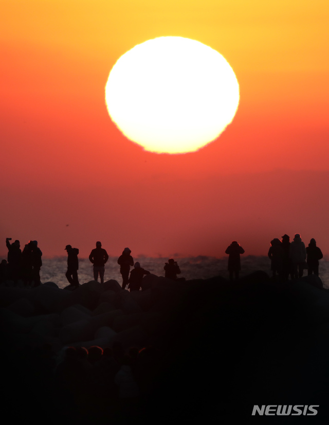 【부산=뉴시스】 하경민 기자 = 2019년 기해년(己亥年) 첫날인 1일 오전 부산 해운대해수욕장을 찾은 시민과 관광객들이 새해 첫 일출을 감상하고 있다. 2019.01.01.  yulnetphoto@newsis.com 