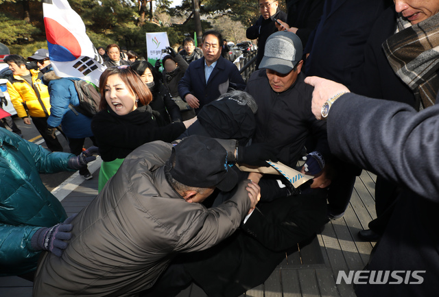 íƒœê·¹ê¸° ë¶€ëŒ€ ìƒˆí•´ ì²«ë‚  í˜„ì¶©ì›ì„œ ì§„ìƒ ê³µê°ì–¸ë¡  ë‰´ì‹œìŠ¤í†µì‹ ì‚¬