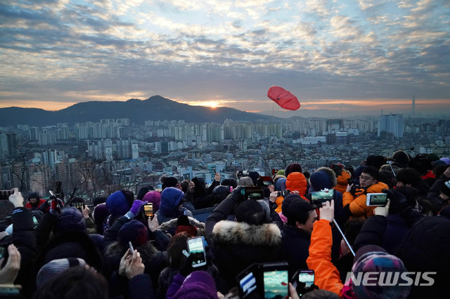 【서울=뉴시스】 추상철 기자 =2019 해맞이 행사가 열린 1일 오전 서울 동대문구 배봉산 정상 공원에서 시민들이 새해 일출을 바라보고 있다. 2019.01.01. (사진=동대문구 제공)photo@newsis.com