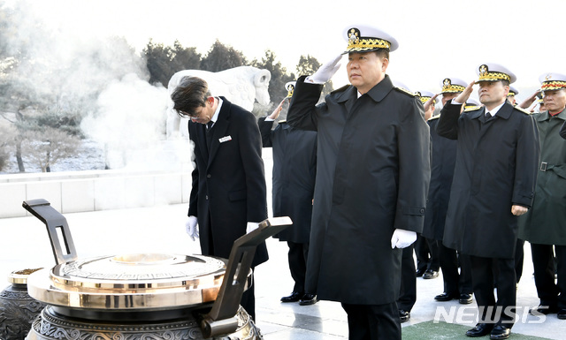 【대전=뉴시스】함형서 기자= 심승섭 해군참모총장이 2일 오전 대전 유성구 국립대전현충원 현충탑에서 헌화 및 분향을 마치고 경례를 하고 있다. 2019.01.02(사진=해군본부 제공)photo@newsis.com