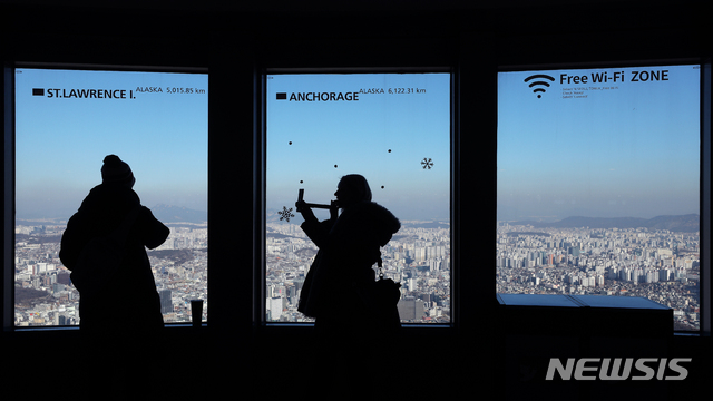 【서울=뉴시스】김병문 수습기자 = 전국적으로 미세먼지 농도가 '보통' 수준인 2일 오후 서울 용산구 남산서울타워에서 바라본 서울 도심 위로 파란 하늘이 보이고 있다. 2019.01.02.  dadazon@newsis.com