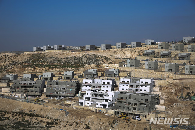 【웨스트뱅크 ( 가자지구) = AP/뉴시스】 올해 1월 1일 촬영한 서안지구의 이스라엘 정착촌 건설 붐 현장. 미국 트럼프 정부의 비호아래 정착촌 건설은 최근 가장 빠른 진전을 보이며 대규모로 건설되고 있다.  