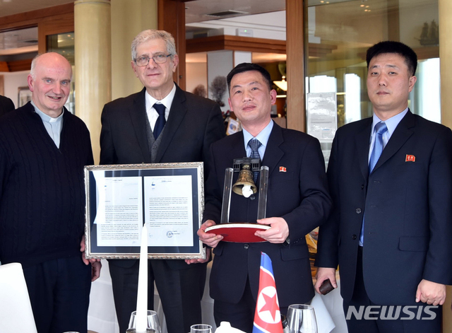  【서울=AP/뉴시스】국가정보원은 3일 조성길 이탈리아주재 북한 대사대리의 망명설과 관련해 "지난해 11월 초 공관을 이탈해 부부가 함께 잠적했다"고 밝혔다. 사진은 지난해 3월20일 조성길(오른쪽 두 번째) 이탈리아주재 북한 대사대리가 이탈리아 산피에트로디펠레토에서 열린 문화 행사에서 '로베레토 자유의 종'을 들고 있는 모습. 2019.01.03. 