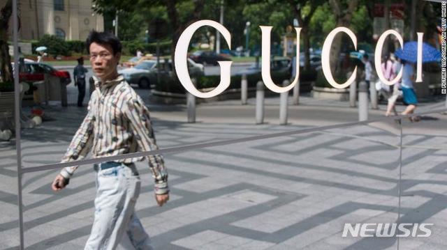 【서울=뉴시스】중국 상하이의 구찌 매점 앞을 한 중국인 남성이 지나가고 있다. <사진 출처 : 미 CNN> 2019.1.4