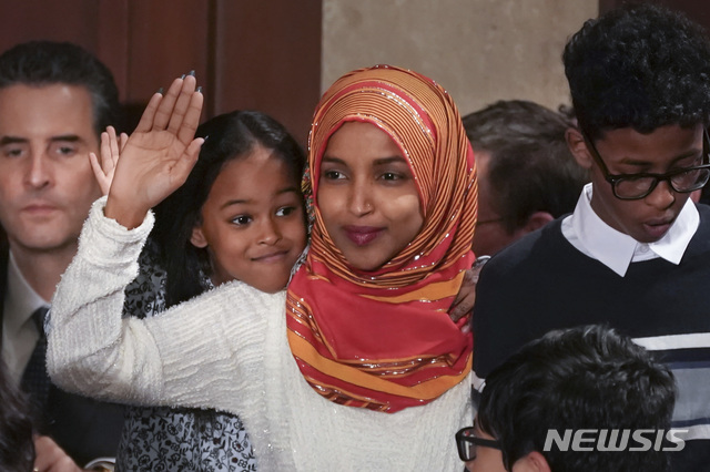 【워싱턴DC=AP/뉴시스】 무슬림 여성으로는 처음으로 미국 연방하원에 입성한 일한 오마르 의원이 13일(현지시간) 도널드 트럼프 대통령이야말로 증오를 퍼뜨리는 장본인이라고 반격했다. 2019.02.13 