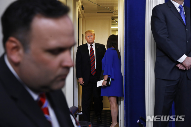 트럼프, 백악관 브리핑룸에 깜짝 등장…장벽 필요성 강조