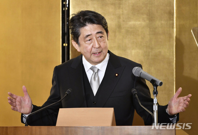 【이세=AP/뉴시스】아베 신조 일본 총리가 4일 이세에서 열린 신년 기자회견에서 발언하고 있다.  2019.01.04.