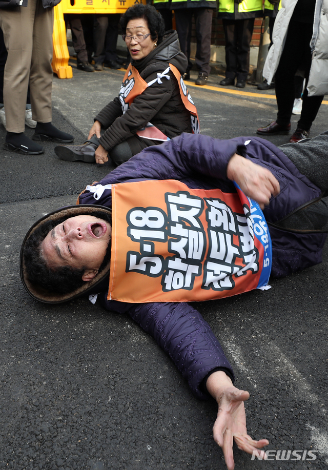 【서울=뉴시스】김병문 수습기자 = 오월을 사랑하는 사람들의 모임이 4일 오후 서울 서대문구 전두환 전 대통령 자택 앞에서 열린 이순자씨의 "내 남편은 민주주의의 아버지" 발언 규탄 기자회견 도중 호흡곤란 증세를 일으키고 있다. 2019.01.04.  dadazon@newsis.com 