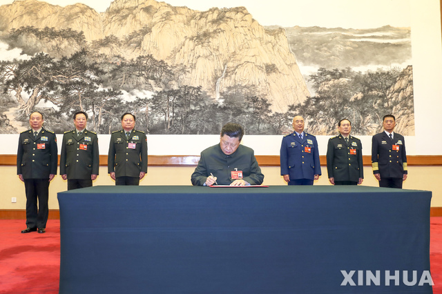 【베이징=신화/뉴시스】중국군 최고 통수권자인 중앙군사위원회 주석을 겸하는 시진핑(習近平) 중국 국가 주석이 4일 베이징에서 2019년 '군사위 주석령 1호'에 서명하고 있다. 시 주석은 이날 군에 전투 태세를 갖출 것을 촉구했다. 2019.01.05