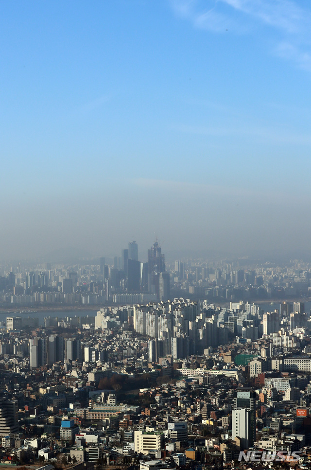 【서울=뉴시스】이영환 기자 = 서울과 대부분의 지역의 초미세먼지 농도가 나쁨을 보이고 있는 5일 오전 서울 용산구 남산공원에서 바라본 도심위의 먼지띠와 파란 하늘이 대비되고 있다. 2019.01.05. 20hwan@newsis.com