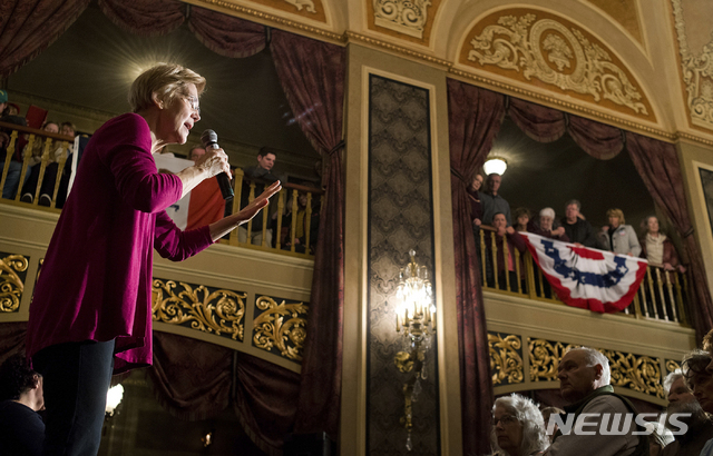 【슈시티( 미 아이오와주) =AP/뉴시스】 2020년 대선의 첫 투표지인 상징적인 아이오와 주의 슈시티의 극장에서 지난 달 연설하고 있는 엘리자베스 워런 의원. 