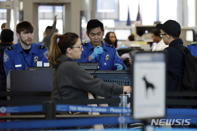 【시카고=AP/뉴시스】미 일리노이주 시카고의 오헤어 공항에서 5일 교통안전청(TSA) 직원들이 보안검색을 하고 있다. TSA는 연방정부의 부분적 업무 중단(셧다운)으로 보안검색 업무를 중단하는 직원들이 늘고 있다고 시인했다. 2019.1.6