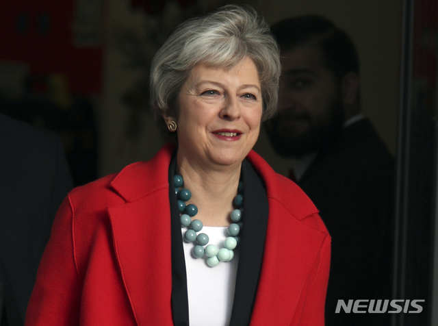 【런던=AP/뉴시스】 테레사 메이(Theresa May) 영국 총리가 6일(현지시간) 런던에 위치한 공영방송사 BBC에서 인터뷰를 마치고 나오고 있다. 이날 인터뷰에서 그는 이달 14~15일 중으로 '브렉시트(영국의 유럽연합 탈퇴) 합의안'을 의회에 상정, 표결에 부치겠다고 밝혔다. 2019.01.07.