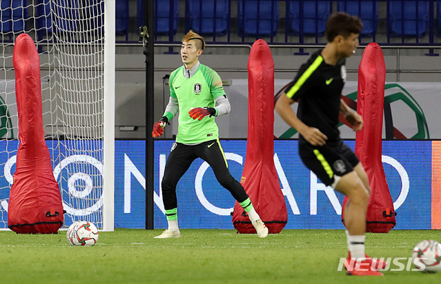 【두바이(아랍에미리트)=뉴시스】김진아 기자 = 2019 아시아축구연맹(AFC) 아시안컵 한국과 필리핀의 첫 경기를 하루 앞둔 6일 오후(현지시각) 아랍에미리트 두바이 알막툭 경기장에서 한국축구대표팀 조현우를 비롯한 선수들이 훈련을 하고 있다. 2019.01.06.  bluesoda@newsis.com