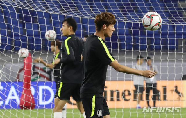 【두바이(아랍에미리트)=뉴시스】김진아 기자 = 2019 아시아축구연맹(AFC) 아시안컵 한국과 필리핀의 첫 경기를 하루 앞둔 6일 오후(현지시각) 아랍에미리트 두바이 알막툭 경기장에서 한국축구대표팀 선수들이 훈련을 하고 있다. 2019.01.06.  bluesoda@newsis.com