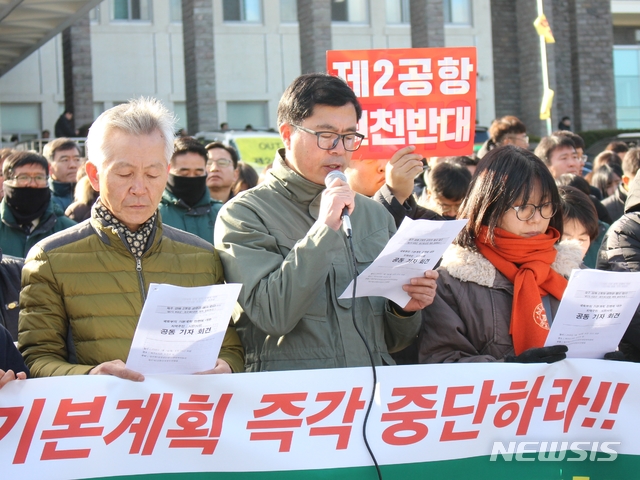 【제주=뉴시스】조수진 기자 = 7일 오전 제주도청 앞에서 제주제2공항 성산읍반대대책위원회·반대범도민행동이 진행한 공동 기자회견에서 홍영철 제주참여환경연대 공동대표(가운데)가 발언을 하고 있다. 이날 홍 대표는 “원희룡 지사는 국토부가 제2공항 기본계획 수립 용역 추진을 강행하는 데 대해 도민을 대신해 항의해야 한다”고 촉구했다. 2019.01.07. susie@newsis.com 