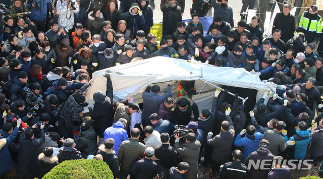 [제주=뉴시스]우장호 기자 = 지난해 1월7일 오후 제주도청 앞 제주녹색당 천막과 제2공항 반대를 주장하며 단식 농성 중인 텐트를 행정대집행에 나선 제주시 공무원들이 철거하고 있다. 이 사진은 기사과 관련이 없음. 2019.01.07. woo1223@newsis.com