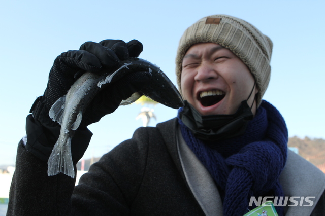 【화천=뉴시스】한윤식 기자 = 강원 화천산천어축제 개막 넷째날인 8일 오전 화천군 화천천 얼음벌판에서 외국인 관광객들이 얼음낚시를 즐기고 있다. 2019.01.08. ysh@newsis.com