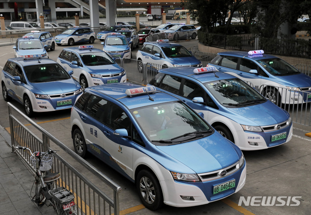 【선전=AP/뉴시스】7일(현지시간) 중국 광둥성 선전의 도로에 전기 택시들이 운행하고 있다. 선전시는 세계 최초로 모든 대중교통 수단을 전기차로 바꾼다는 야심 찬 계획 아래 모든 시내버스를 이미 전기차로 바꿨으며 운행 택시 2만1689대 중 99%가 전기 택시라고 밝혔다. 2019.01.08.