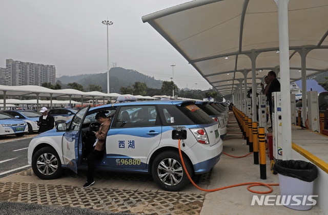 【선전=AP/뉴시스】7일(현지시간) 중국 광둥성 선전의 공공 전기충전소에서 전기 택시들이 충전하고 있다. 선전시는 세계 최초로 모든 대중교통 수단을 전기차로 바꾼다는 야심 찬 계획 아래 모든 시내버스를 이미 전기차로 바꿨으며 운행 택시 2만1689대 중 99%가 전기 택시라고 밝혔다. 2019.01.08.