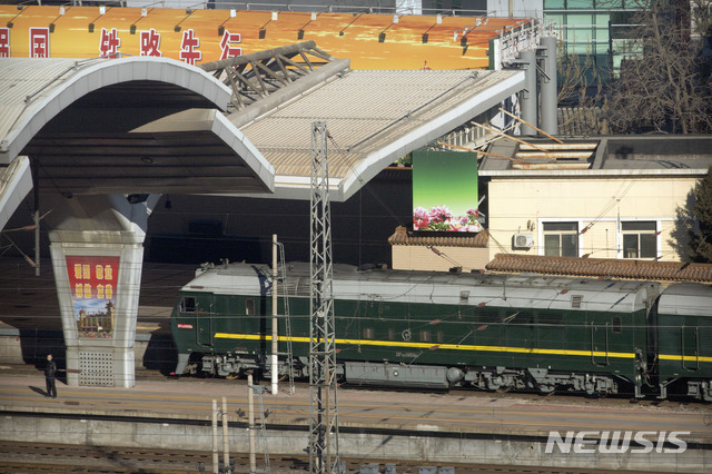 【베이징=AP/뉴시스】 김정은 북한 국무위원장이 탑승한 것으로 추정되는 기차가 8일 중국 베이징 기차역에 들어서고 있다. 2019.01.08
