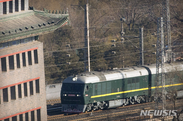 【베이징=AP/뉴시스】 김정은 북한 국무위원장이 탑승한 것으로 추정되는 기차가 8일 중국 베이징 기차역에 들어서고 있다. 2019.01.08