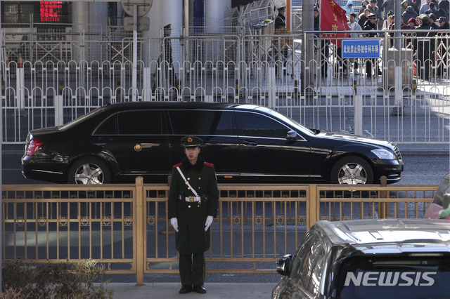 【베이징=AP/뉴시스】8일 김정은 북한 국무위원장이 탑승한 것으로 보이는 관용차가 베이징역을 출발하고 있다. 김 위원장은 이날 시진핑 중국 국가주석을 면담하는 등 4일간의 중국 방문 일정에 돌입했다. 2019.01.09 