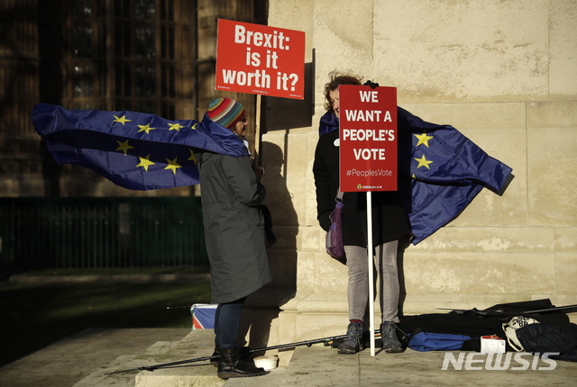 【런던=신화/뉴시스】8일(현지시간) 영국 런던의 의사당 밖에서 브렉시트에 반대하는 사람들이 플래카드를 들고 시위를 벌이고 있다.영국 정부는 브렉시트 합의안에 대한 의회 승인투표가 오는 15일에 열린다고 밝혔다. 2019.01.09. 