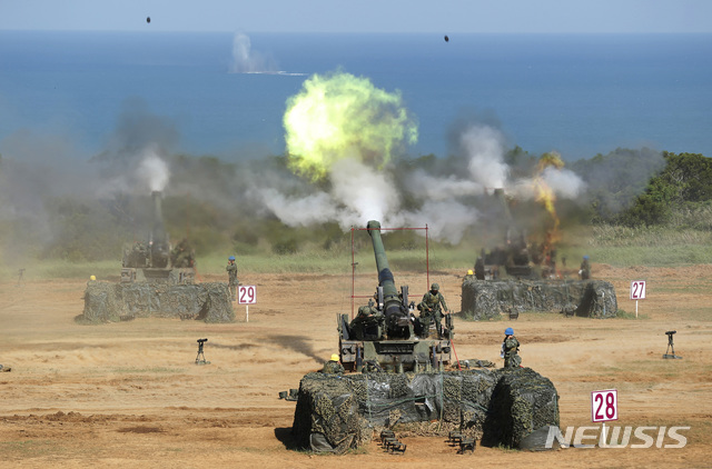  【타이베이=AP/뉴시스】대만 군 당국은 중국의 계속되는 군사적 압박에 대응하기 위해 올해 새로운 전략의 대규모 군사훈련을 수차례 실시할 것이라고 9일(현지시간) 밝혔다.  사진은 2015년 9월10일 대만군이 대만 북동부 신주에서 자주포 훈련을 하는 모습. 2019.01.09. 