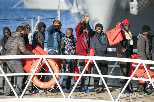【피에타=AP/뉴시스】독일 민간단체 구조선에서 입항허가를 기다리던 난민들이 9일(현지시간) 몰타 피에타 헤이 선착장에 하선하고 있다. 2019.01.10.