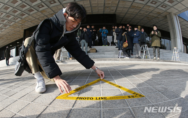 【서울=뉴시스】고범준 기자 = 양승태 전 대법원장의 검찰 출석을 하루 앞둔 10일 오후 서울 서초구 서울중앙지검에서 기자들이 포토라인을 설치하고 있다. 2019.01.10.  photo@newsis.com