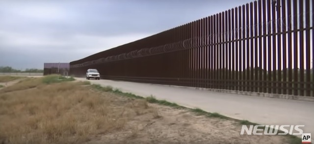 도널드 트럼프 미국 대통령이 세우고 싶어하는 미국-멕시코 국경장벽.  지금까지 건설된 것은 대부분 기존의 국경 철책을 보수하거나 대체한 것들에 불과하다.  트럼프가 자랑한 장벽 건설 실적이나 트럼프 정부들어 내륙 오지에 새로 건설한 장벽은 아직 없다.  