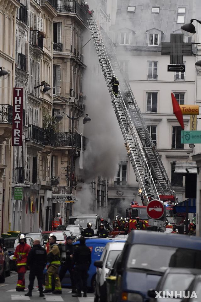 【파리=AP/뉴시스】프랑스 수도 파리 중심가 트레비스 거리에 있는 빵집에서 12일 아침 가스 유출로 인한 것으로 추정되는 폭발사고가 일어나 30여명이 다쳤다. 2019.01.12 