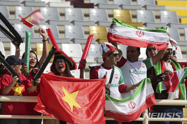 【아부다비=AP/뉴시스】12일(현지시간) 아랍에미리트 아부다비 알나얀 경기장에서 베트남과 이란의 2019 아시아축구연맹(AFC) 아시안컵 D조 2차전이 열린 가운데 양 팀 응원단이 한자리에서 응원을 펼치고 있다. 2019.01.12.