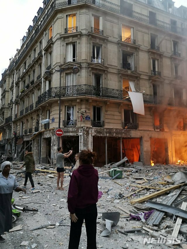 【파리=AP/뉴시스】12일(현지시간) 프랑스 파리 시내에 있는 빵집에서 가스 누출로 추정되는 폭발이 일어나 지금까지 소방관 2명이 숨지고 부상자가 47명이나 나왔다. 2019.01.12.