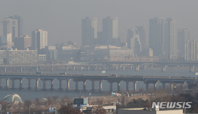 【서울=뉴시스】홍효식 기자 = 수도권에 올해 첫 미세먼지 비상저감조치가 시행된 13일 오후 서울 여의도 국회에서 바라본 도심이 미세먼지로 뿌옇게 보이고 있다. 2019.01.13.  yesphoto@newsis.com