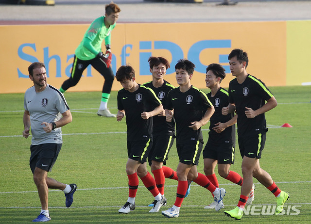 【아부다비(아랍에미리트)=뉴시스】김진아 기자 = 2019 AFC 아시안컵 C조 조별리그 3차전 한국과 중국의 경기를 앞두고 13일 오후(현지시간) 아랍에미리트 아부다비 NYC 아부다비 훈련장에서 선수들이 훈련을 하고 있다. 2019.01.13.   bluesoda@newsis.com