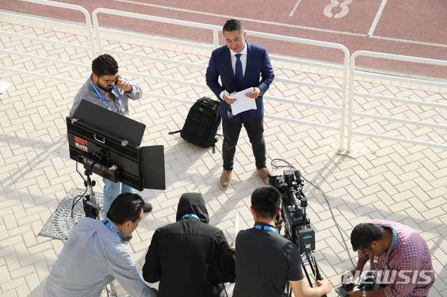 【아부다비(아랍에미리트)=뉴시스】김진아 기자 = 2019 AFC 아시안컵 C조 조별리그 3차전 한국과 중국의 경기를 앞두고 13일 오후(현지시간) 아랍에미리트 아부다비 NYC 아부다비 훈련장에서 중국 CCTV 방송팀이 한국축구대표팀의 훈련을 생중계하기 위해 준비하고 있다. 2019.01.13.  bluesoda@newsis.com