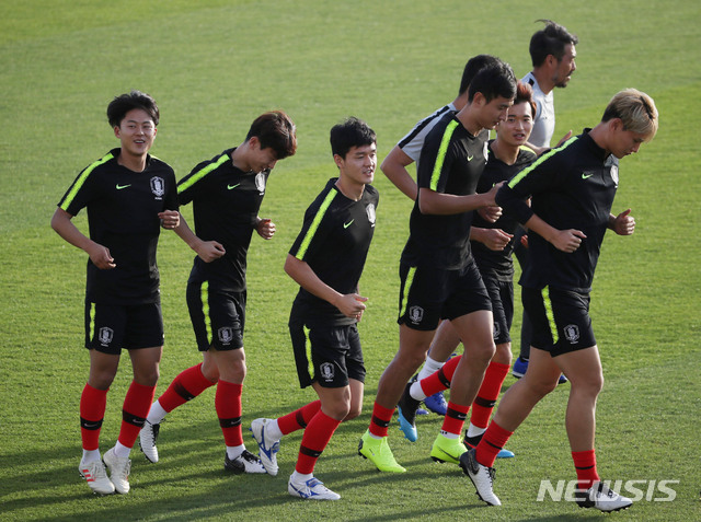 【아부다비(아랍에미리트)=뉴시스】김진아 기자 = 2019 AFC 아시안컵 C조 조별리그 3차전 한국과 중국의 경기를 앞두고 13일 오후(현지시간) 아랍에미리트 아부다비 NYC 아부다비 훈련장에서 한국대표팀 선수들이 몸을 풀고 있다. 2019.01.13.  bluesoda@newsis.com