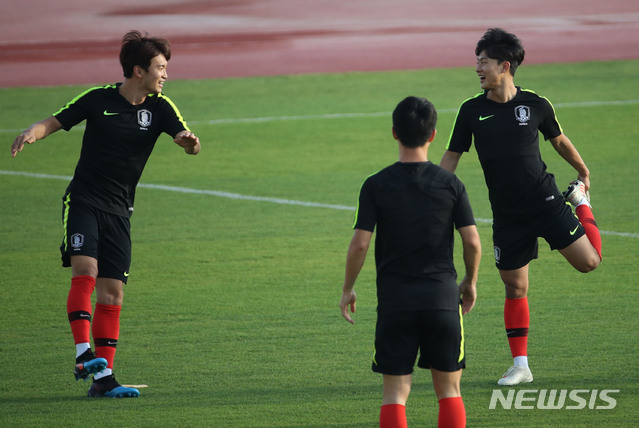 【아부다비(아랍에미리트)=뉴시스】김진아 기자 = 2019 AFC 아시안컵 C조 조별리그 3차전 한국과 중국의 경기를 앞두고 13일 오후(현지시간) 아랍에미리트 아부다비 NYC 아부다비 훈련장에서 이승우, 김진수가 몸을 풀고 있다. 2019.01.13.  bluesoda@newsis.com