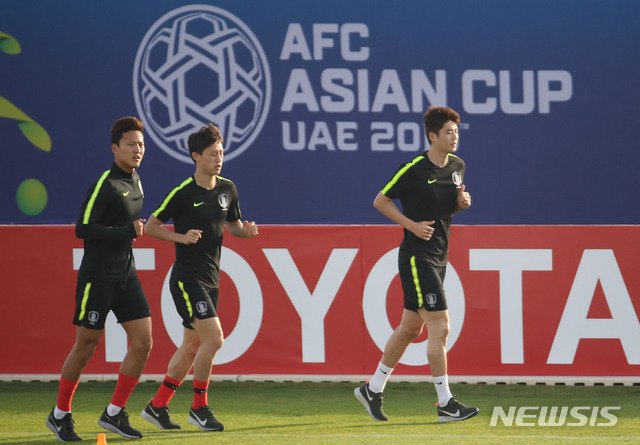 【아부다비(아랍에미리트)=뉴시스】김진아 기자 = 2019 AFC 아시안컵 C조 조별리그 3차전 한국과 중국의 경기를 앞두고 13일 오후(현지시간) 아랍에미리트 아부다비 NYC 아부다비 훈련장에서 권경원, 이재성, 기성용이 재활 훈련을 하고 있다. 2019.01.13.   bluesoda@newsis.com