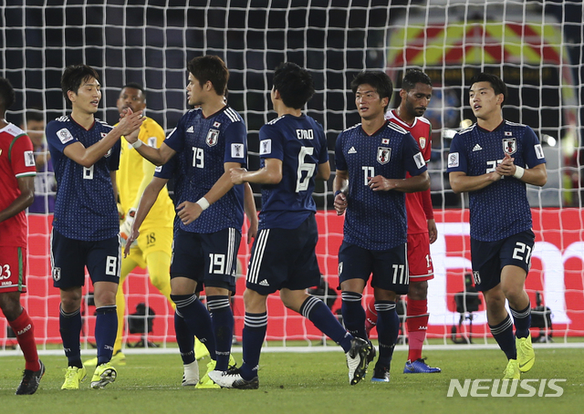 【아부다비=AP/뉴시스】 일본 하라구치 겐키(왼쪽 첫번째)가 골을 넣은 후 사카이 히로키와 세리머니를 펼치고 있다.