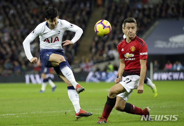 Tottenham&#039;s Son Heung-Min has a shot blocked by Manchester United&#039;s Ander Herrera, right, during the English Premier League soccer match between Tottenham Hotspur and Manchester United at Wembley stadium in London, England, Sunday, Jan. 13, 2019. (AP Photo/Tim Ireland)