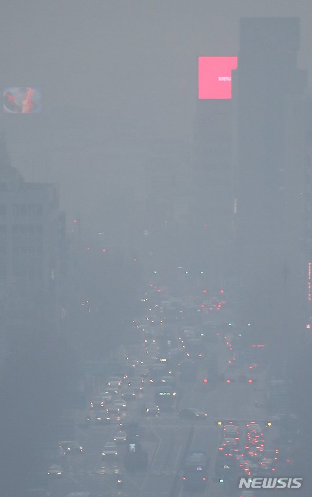 【서울=뉴시스】이윤청 수습기자 = 이틀째 수도권 미세먼지 비상저감조치 발령 중인 14일 오전 서울 종로구 도심이 미세먼지에 뒤덮여 뿌옇게 보이고 있다.  비상저감조치 발령에 따라 14일 수도권 행정·공공기관의 차량 2부제와 서울지역 노후경유차 운행제한이 시행되며 서울시는 행정·공공기관 주차장 434개소를 전면 폐쇄한다. 2019.01.14.  radiohead@newsis.com