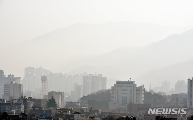 【대구=뉴시스】초미세먼지 주의보가 발령된 대구시 중구 달구벌대로 일대 시가지. 뉴시스DB. 2019.11.13. photo@newsis.com