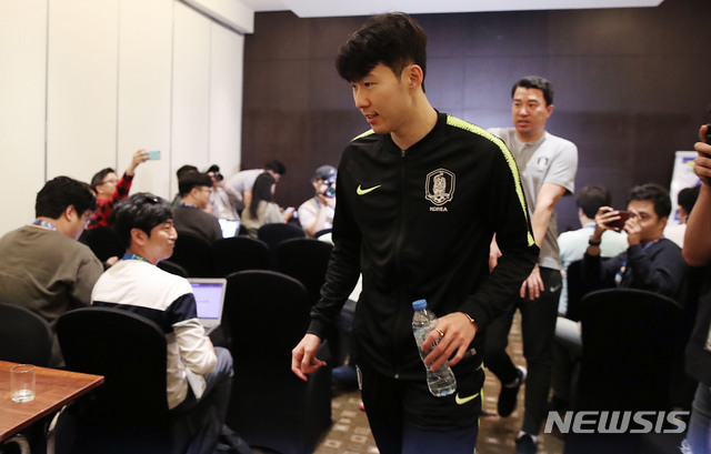 【아부다비(아랍에미리트)=뉴시스】김진아 기자 = 대한민국 축구대표팀 손흥민이 14일 오후(현지시간) 아랍에미리트 아부다비 한 호텔에서 2019 AFC 아시안컵에 합류 소감을 밝힌 후 기자회견장을 나서고 있다. 2019.01.14.   bluesoda@newsis.com