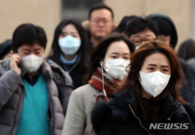 【서울=뉴시스】박미소 수습기자 = 3일째 수도권 미세먼지 비상저감조치가 발령 중인 15일 오전 서울 종로구 광화문 네거리에서 시민들이 미세먼지 마스크를 쓰고 발걸음을 옮기고 있다. 2019.01.15. misocamera@newsis.com