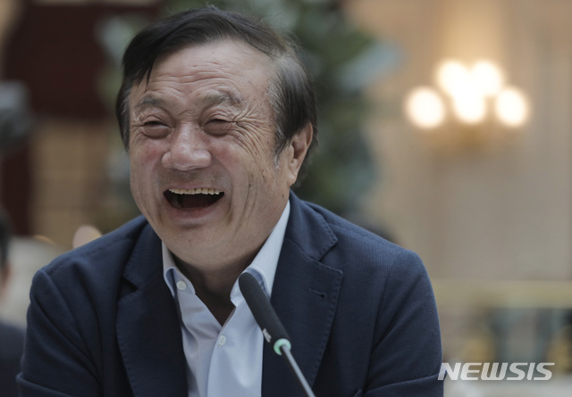 【선전=AP/뉴시스】런정페이 화웨이 창립자가 1월 15일 중국 선전에서 기자들과 인터뷰하며 웃고있다. 2019.04.15 