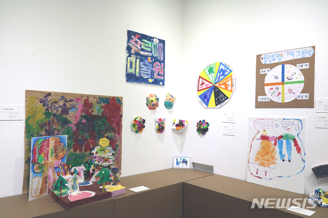 【서울=뉴시스】장애어린이 미술치료 작품전시회 '함께, 날아오르다 여행'에서 선보이는 작품들.
